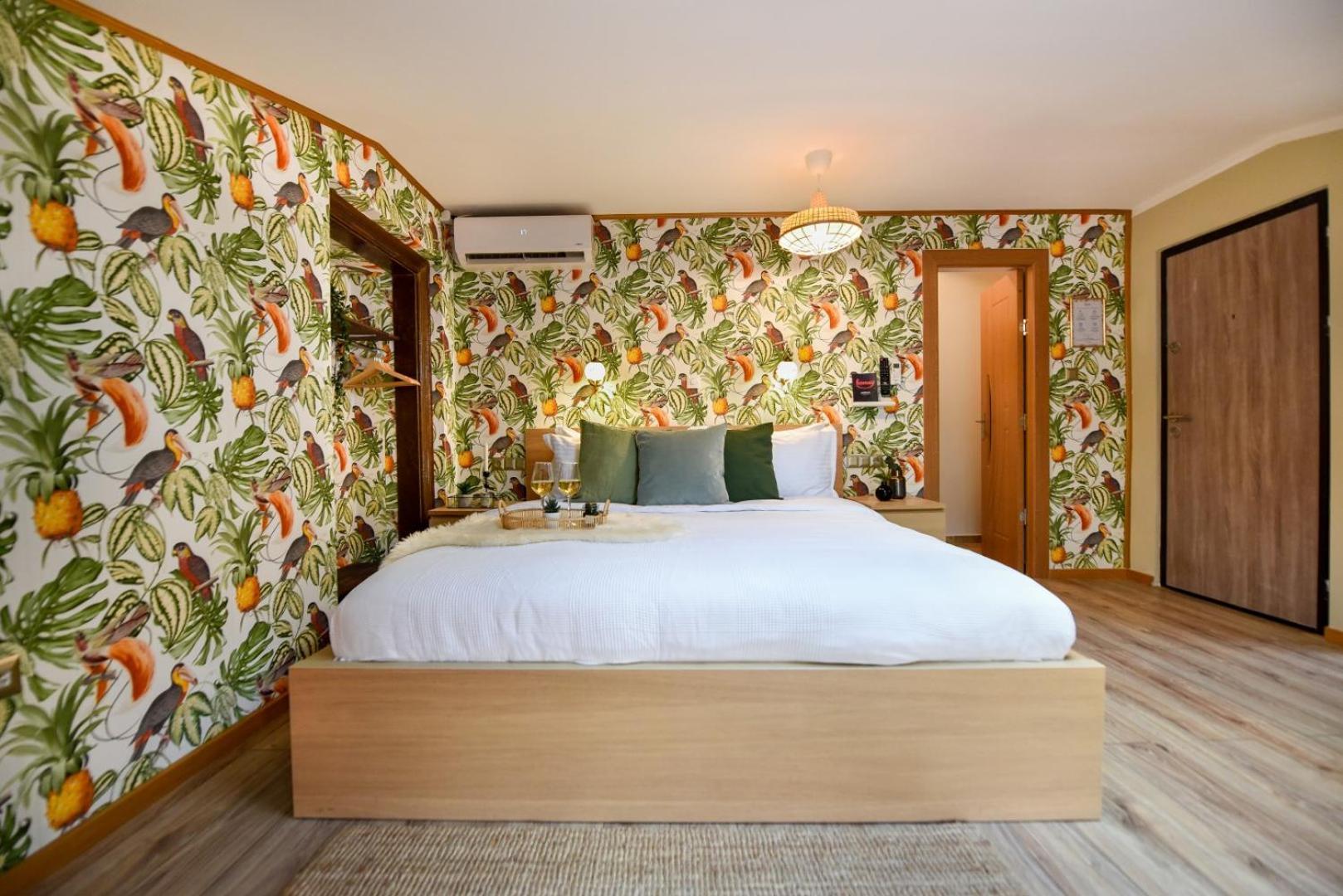 Historic Charm, Modern Comfort - Accommodation In The Heart Of The Old Town Bukarest Kültér fotó