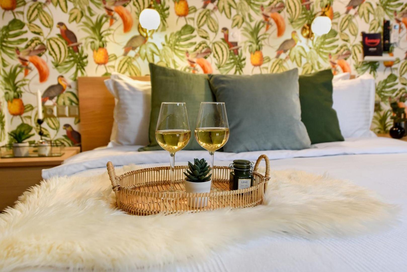Historic Charm, Modern Comfort - Accommodation In The Heart Of The Old Town Bukarest Szoba fotó