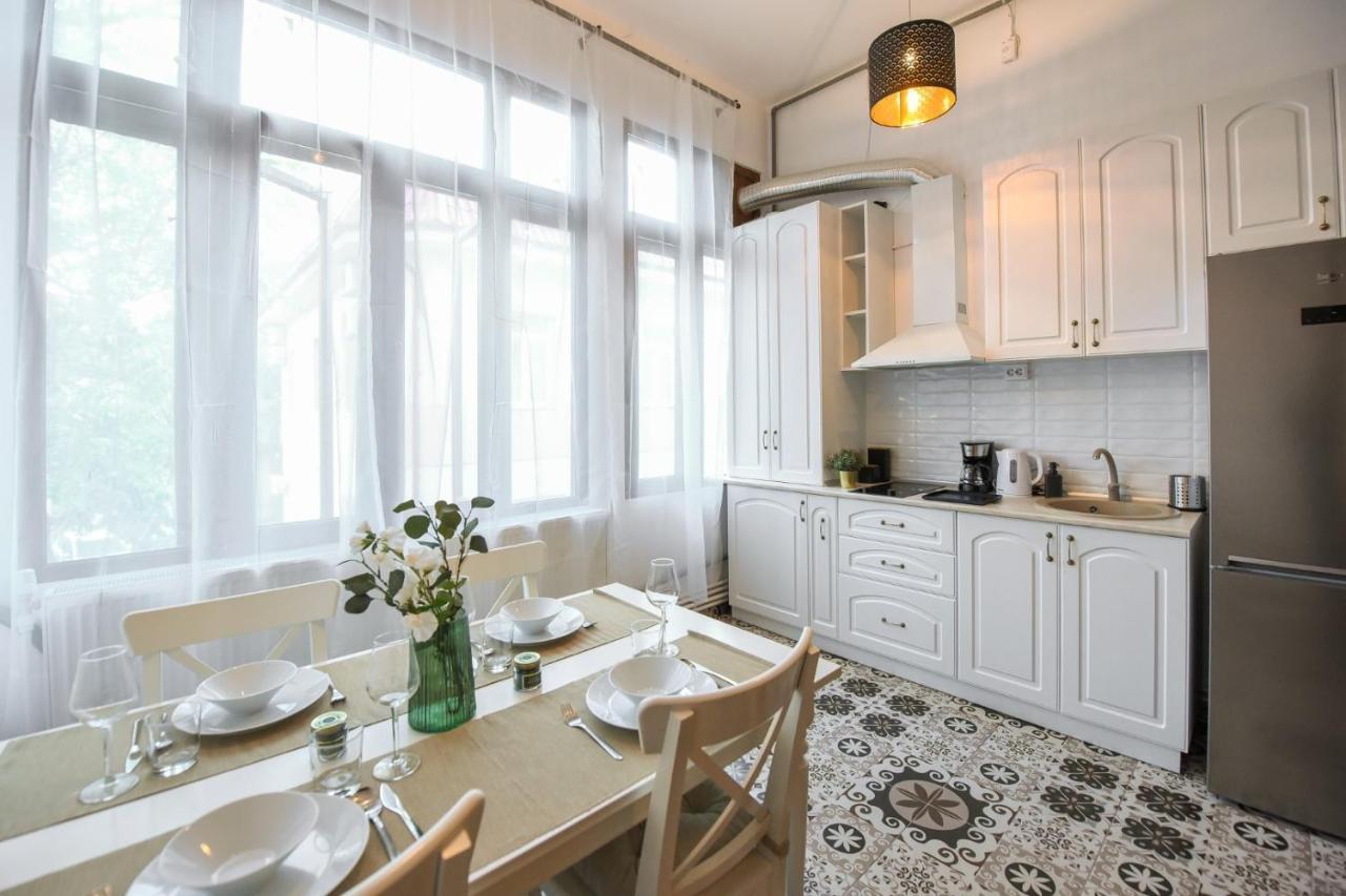 Historic Charm, Modern Comfort - Accommodation In The Heart Of The Old Town Bukarest Kültér fotó