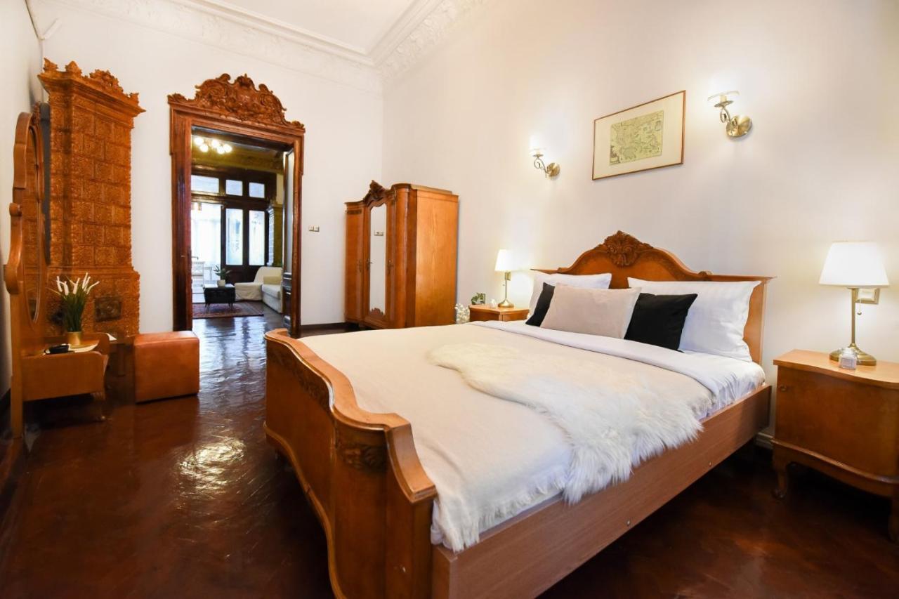 Historic Charm, Modern Comfort - Accommodation In The Heart Of The Old Town Bukarest Kültér fotó